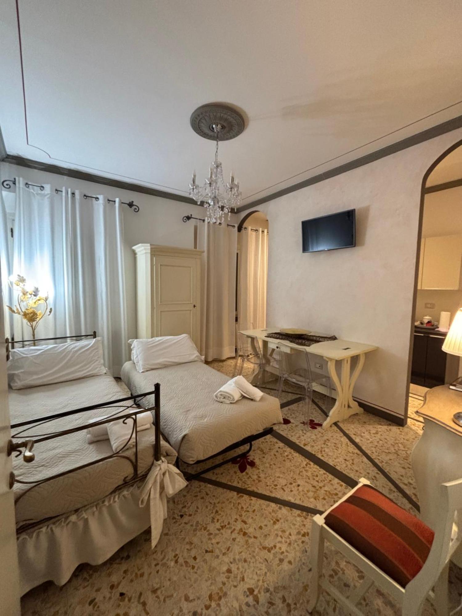 Palazzo Mari Suite & Rooms B&B Montevarchi Exteriör bild